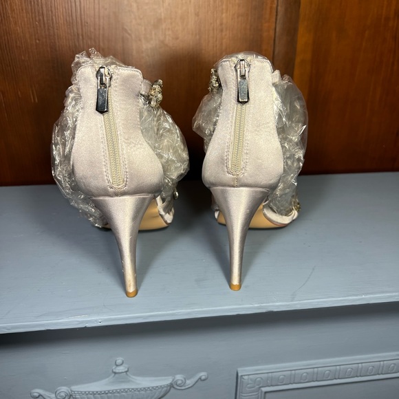 Stunning Silver Satin Crystal Encrusted Stiletto heels! 9US 42EU🤍🤍 - Picture 5 of 10